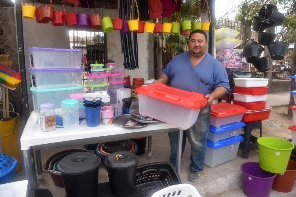 Miguel Bruneti diversificó su negocio: de la comida a artículos plásticos.  