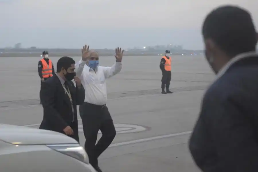 MANZUR, SIN SACO. El sol otoñal obligó a Manzur a quitarse el saco y desabotonar su camisa mientras acompañó a Meoni. 