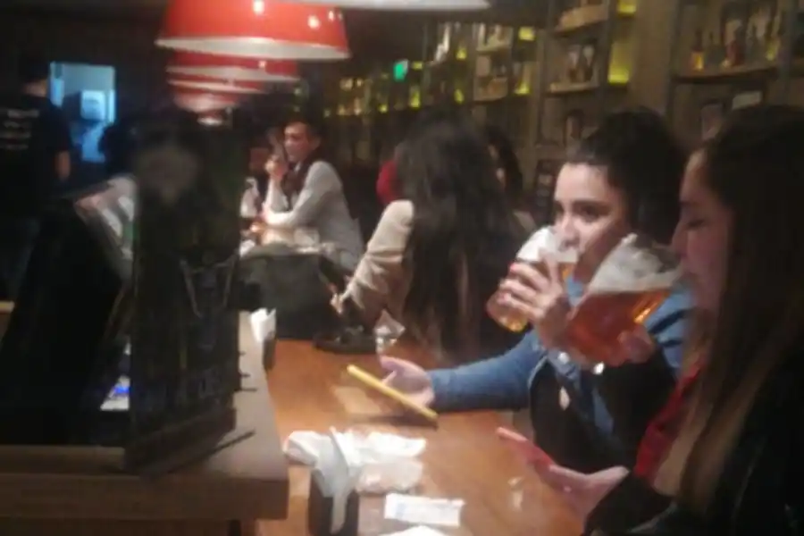 Los bares explotaron anoche y la distancia social fue la gran ausente