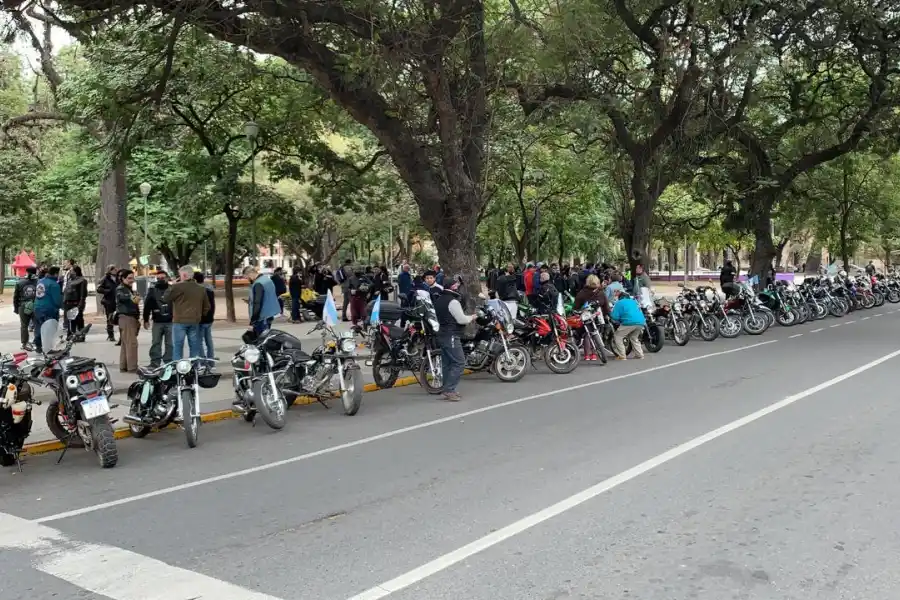 EN LA PLAZA URQUIZA. De allí salieron los motociclistas. Foto enviada a LG WhatsApp
