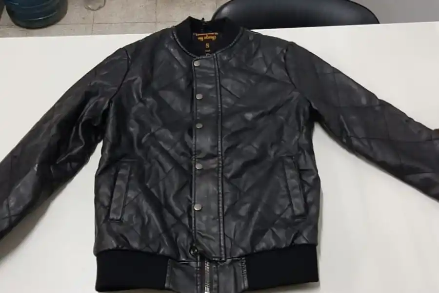 Susto en la madrugada: sonó la alarma, corrió hacia su local y atrapó a un ladrón