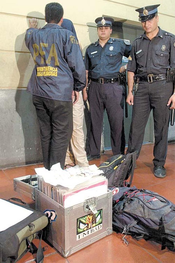 EL PUNTO DE PARTIDA. Un DJ fue detenido en febrero de 2003 cuando transportaba bochitas de cocaína. Fue él quien aportó varios datos sobre cómo era el movimiento de drogas en la movida electrónica de Tucumán. Nunca se conoció su identidad. 