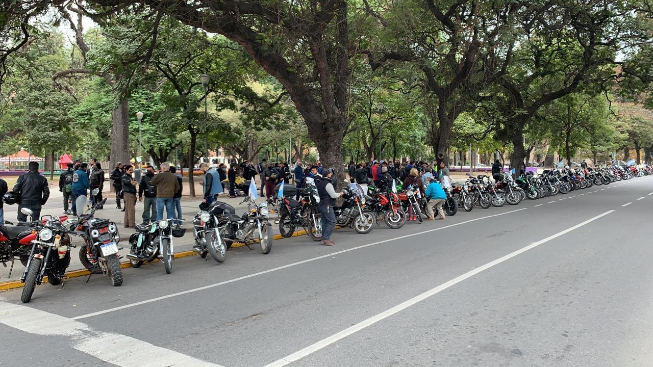 EN LA PLAZA URQUIZA. De allí salieron los motociclistas. Foto enviada a LG WhatsApp