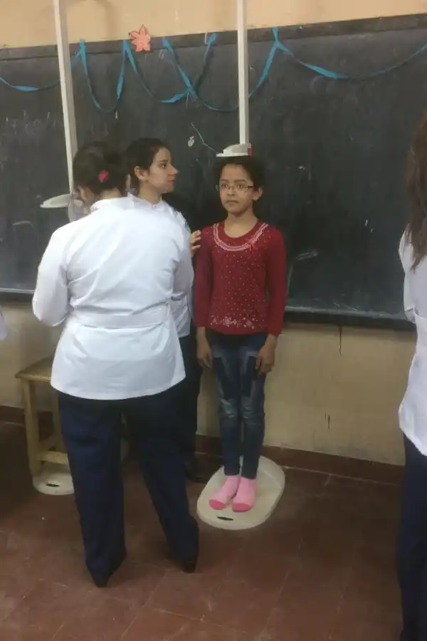 RELEVAMIENTO. Alumnos de Ramiro colaboran con las mediciones. 