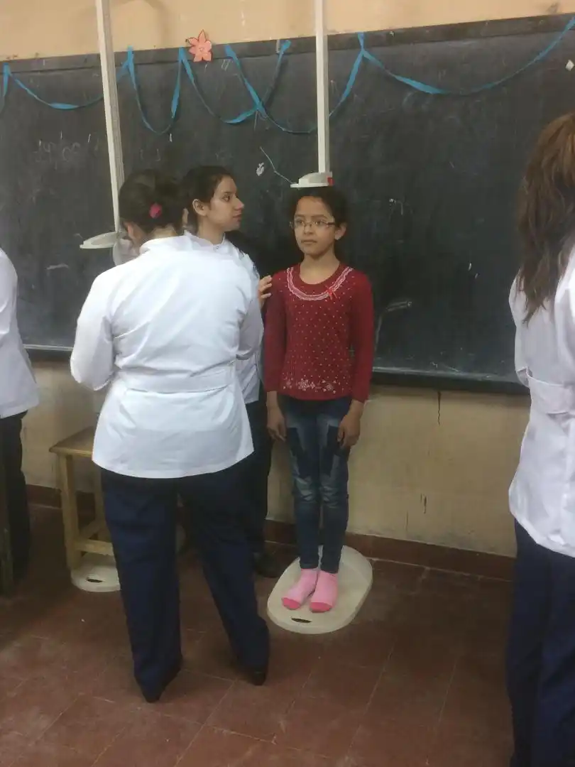 RELEVAMIENTO. Alumnos de Ramiro colaboran con las mediciones. 