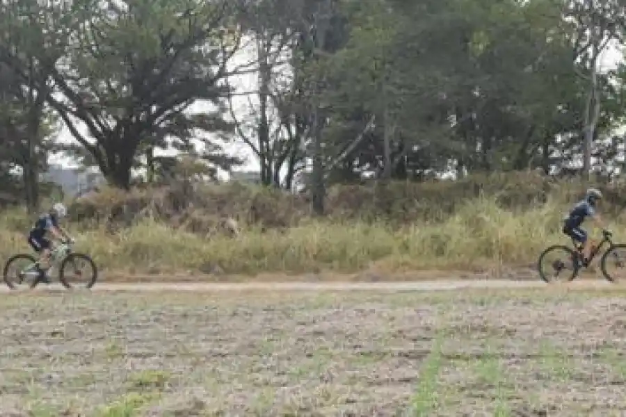 INICIO. El entrenamiento se inicia en fila india y no uno a la par de otro. Luego comenzará a tomarse la distancia preventiva. la gaceta / fotos de Analía Jaramillo