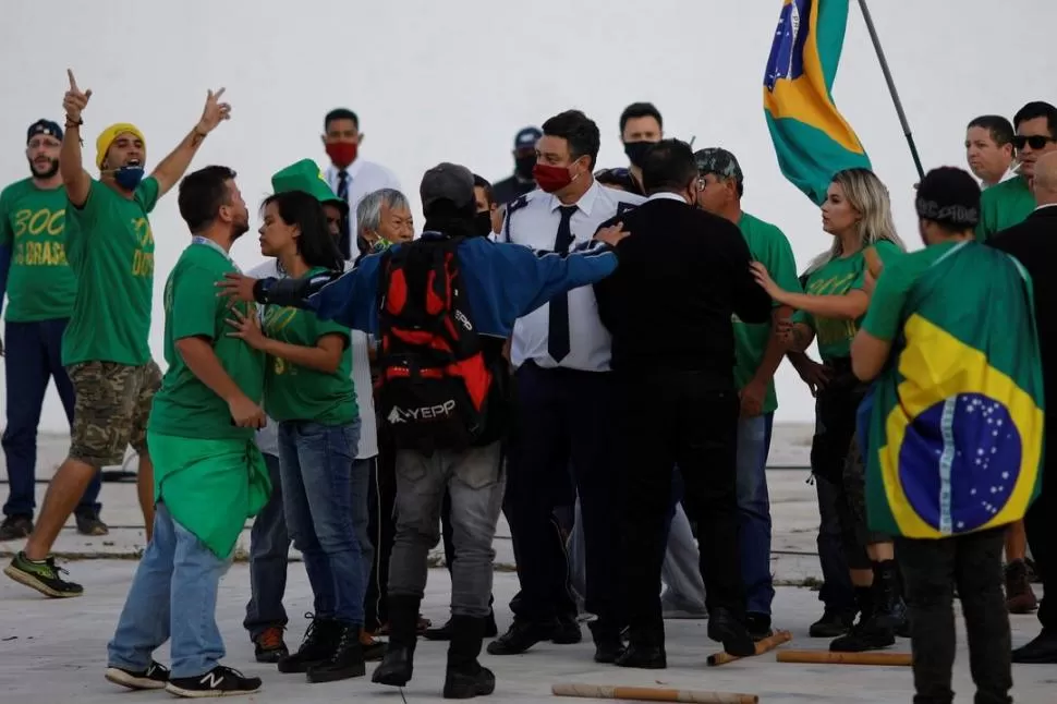 EN BRASILIA. Manifestantes concretan una marcha en favor de Bolsonaro frente al Congreso Nacional. Reuters