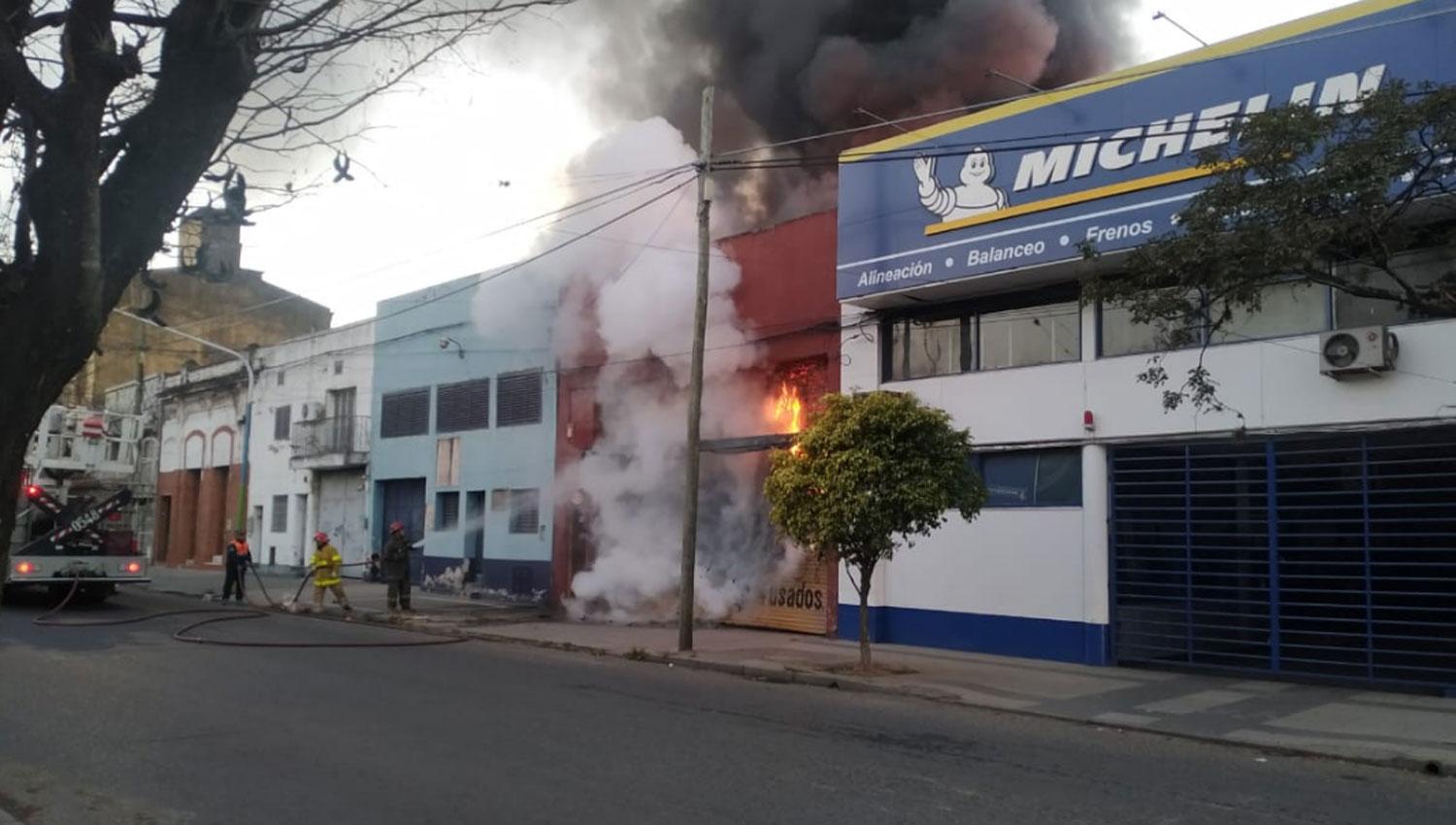 EN LLAMAS. Los bomberos voluntarios trabajaron para sofocar el foco.