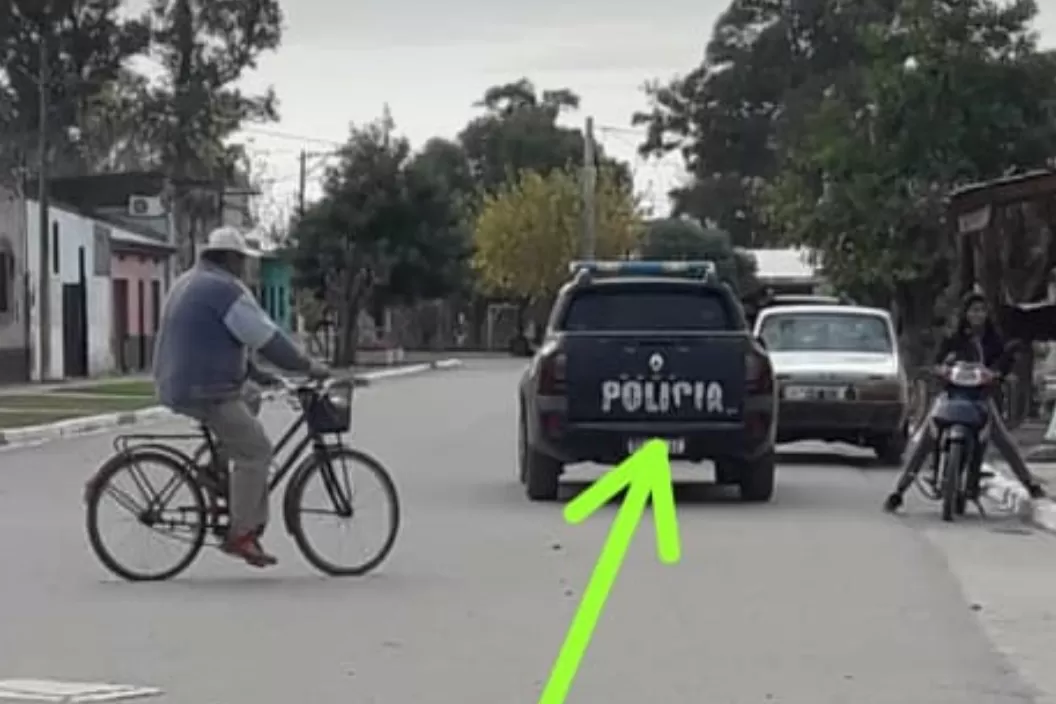 Quejas por la circulación de un móvil policial de Santiago del Estero en Las Cejas