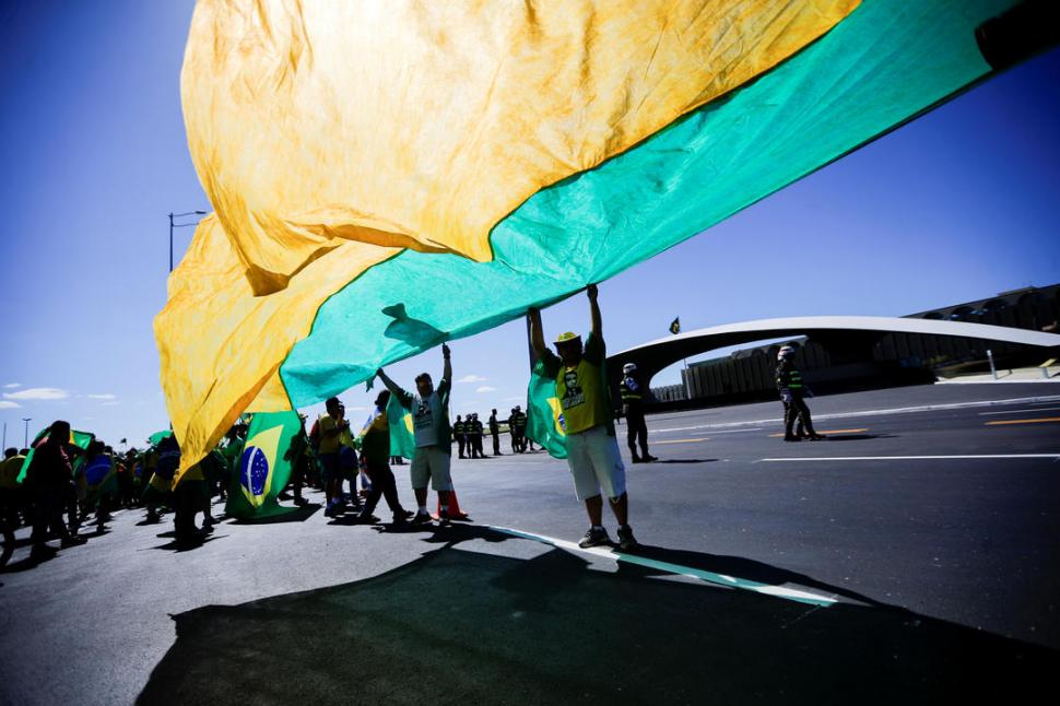 MARCHA. Los manifestantes llevaron carteles que pedían “SOS Fuerzas Armadas”.   