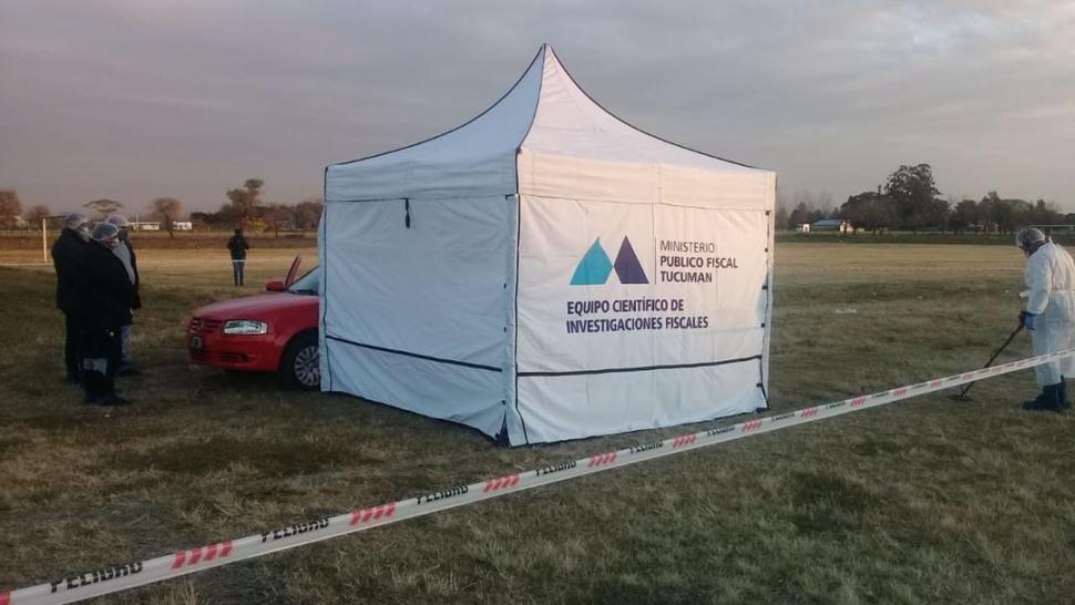 EL LUGAR DONDE TODO OCURRIÓ. Los peritos trabajan sobre el auto del policía federal, en las inmediaciones del complejo Maldonado.  