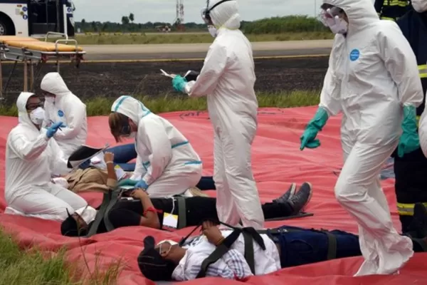 Según el Gobierno de Bolivia, la gente muere en las calles porque tarda en ir al hospital