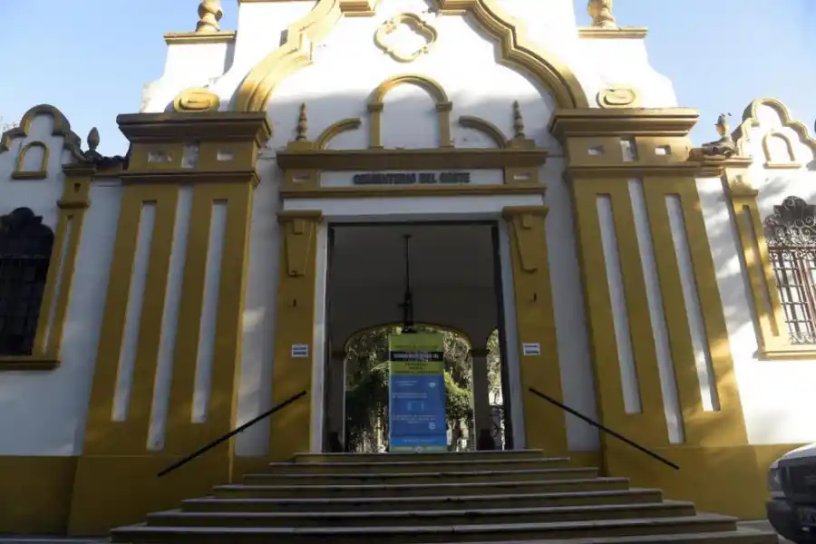 RESPETAR. En el Cementerio del Oeste un cartel precisa el protocolo a seguirse. la gaceta / fotos de franco vera - josé nuno