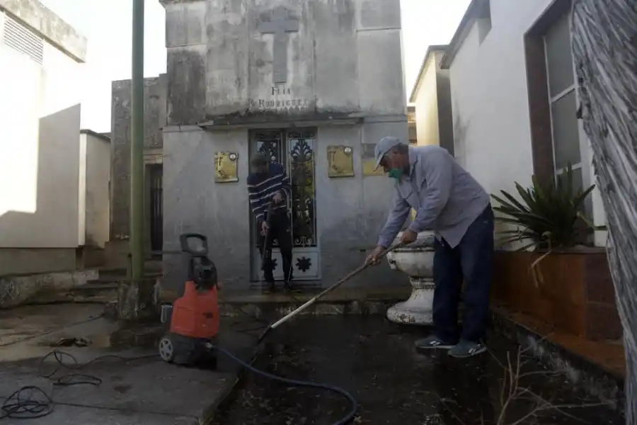LIMPIEZA. La apertura permitió que se pudieran arreglar los monumentos.  