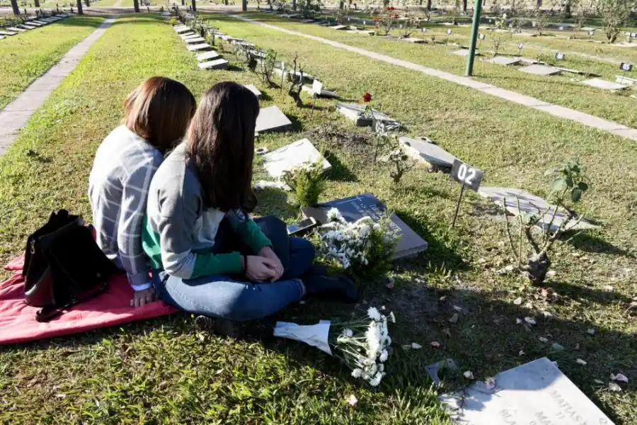 ACOMPAÑÁNDOSE EN SILENCIO. Estas jóvenes se acercaron al cementerio de San Agustín, en Yerba Buena; y durante largo tiempo estuvieron al lado de la tumba de un ser querido; un rito que se retomará lentamente a medida que cese el aislamiento.  