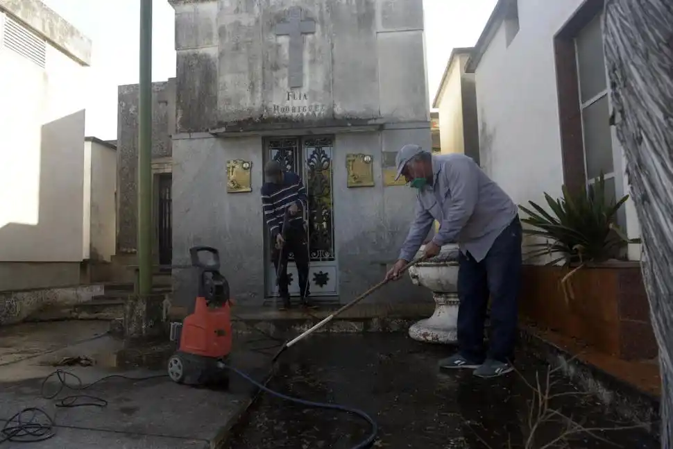 LIMPIEZA. La apertura permitió que se pudieran arreglar los monumentos.  