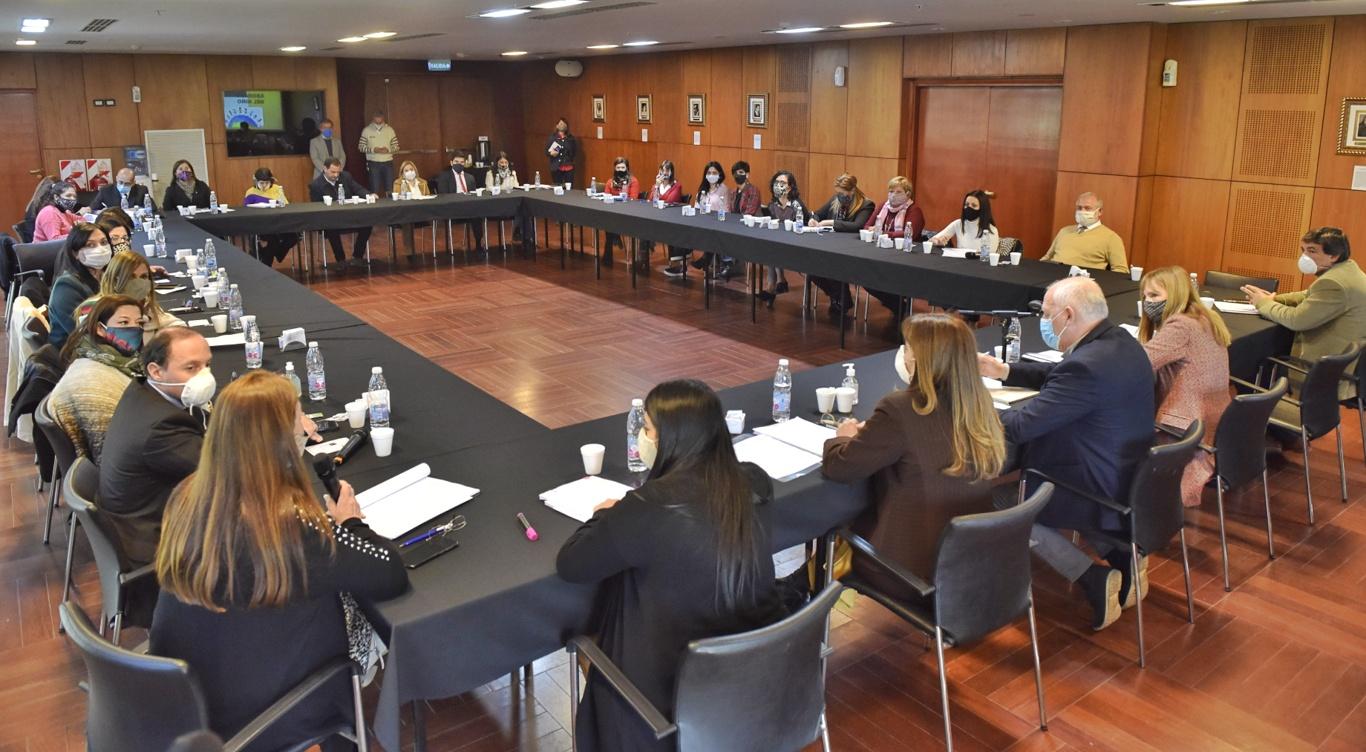 EN REUNIÓN. Letrados y legisladores de la comisión de Niñez. Foto: prensa Legislatura