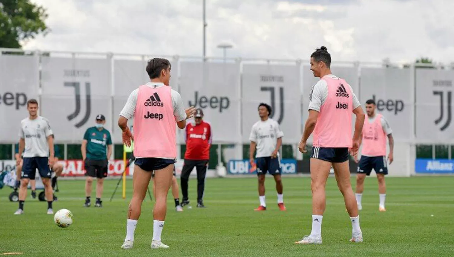 Dybala y Cristiano Ronaldo en el último entrenamiento de la Juve. (FOTO TOMADA DE TWITTER @juventusfces)