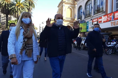 Manzur e intendentes se someten al hisopado para descartar la covid-19