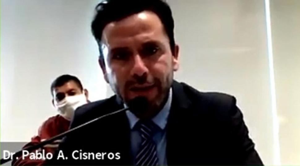 VIDEOCONFERENCIA. Argañaraz (atrás) escucha a su abogado defensor.