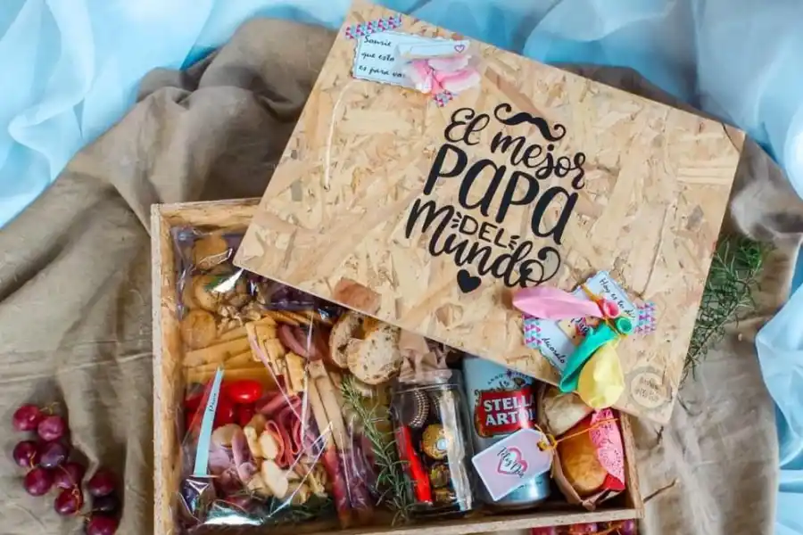 OPCIONES. Las cajas mezclan comida salada, golosinas y bebidas acorde con los gustos del agasajado. También ofrecen dedicatorias en los empaques o en delantales de cocina. 