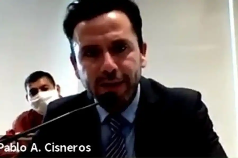 VIDEOCONFERENCIA. Argañaraz (atrás) escucha a su abogado defensor.