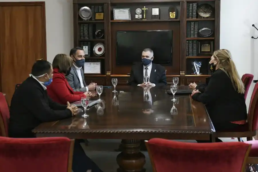 CON EDILES. El vicegobernador y Amado, con concejales de Alberdi. foto: Prensa Legislatura