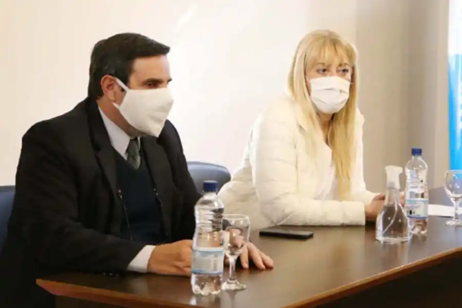 Luis Medina Ruiz, junto a la ministra de Salud, Rossana Chahla. PRENSA DEL MINISTERIO DE SALUD 