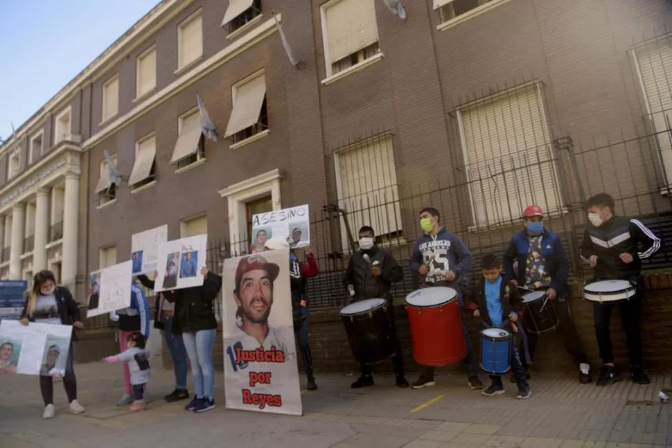 MANIFESTACIÓN. Allegados a Elías Robles se concentraron frente al edificio de Tribunales. LA GACETA / FOTOs DE franco vera