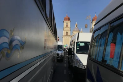 Los transportistas de turismo bloquearon la plaza Independencia para pedir ayuda