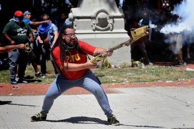 El militante que arrojó un mortero en Plaza de Mayo será extraditado desde Uruguay