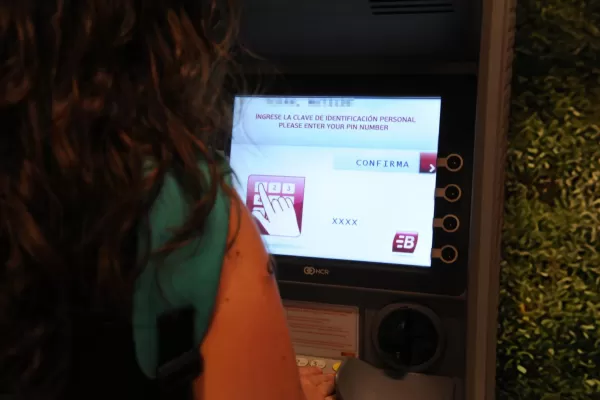 Analizan pagar a los estatales el 100% del salario desde el 6 de julio