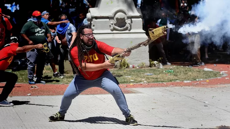 El militante que arrojó un mortero en Plaza de Mayo será extraditado desde Uruguay