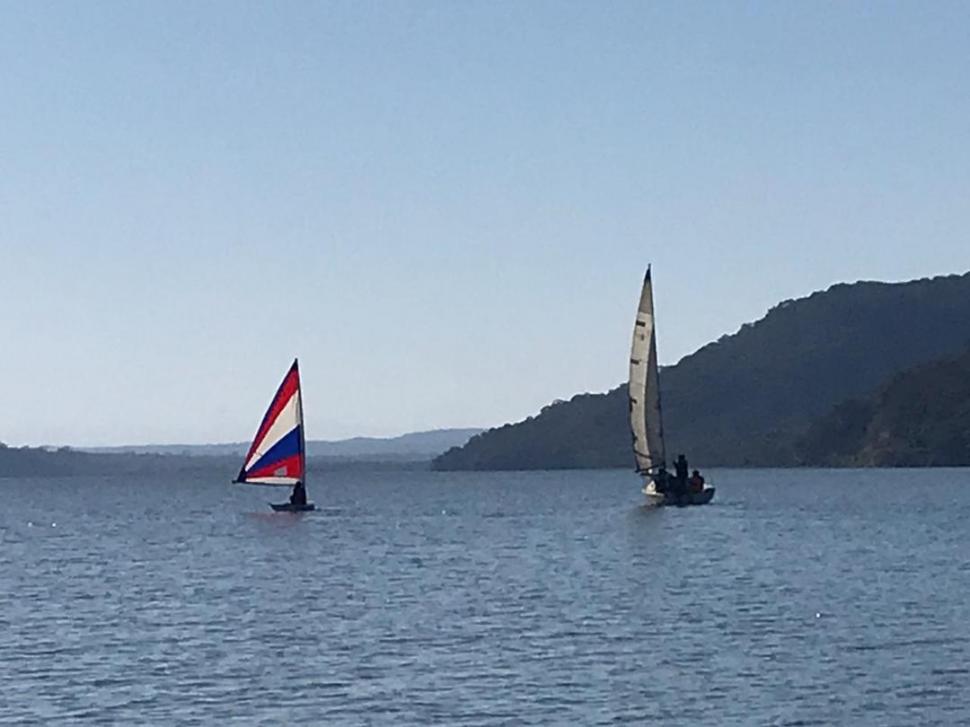 EN MODO PRÁCTICA. El laser de Murillo (izquierda) y el cabinado de Palacios se cruzaron durante la tarde de navegación. club de vela tucumán
