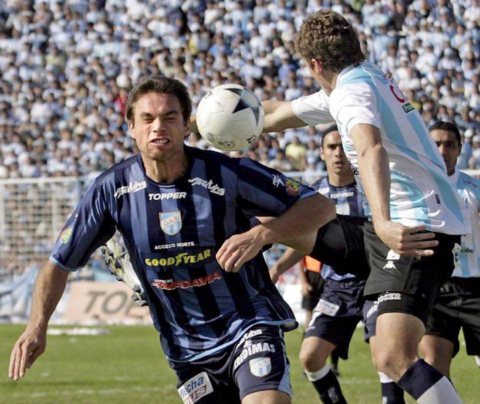 PARTIDO LUCHADO. Martos intenta llegar con la cabeza a una pelota en el área de Racing, en el partido de vuelta por la final del Argentino A 2007/08. Atlético necesitó de los penales para coronarse y ascender.