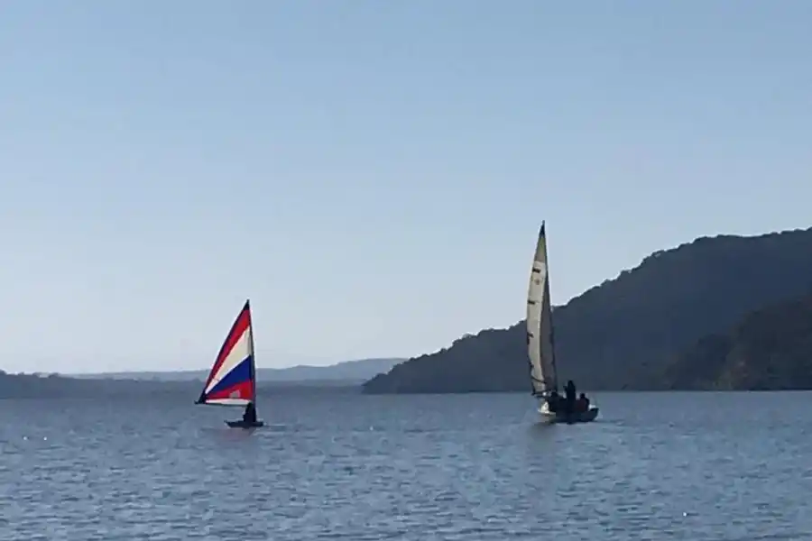 EN MODO PRÁCTICA. El laser de Murillo (izquierda) y el cabinado de Palacios se cruzaron durante la tarde de navegación. club de vela tucumán