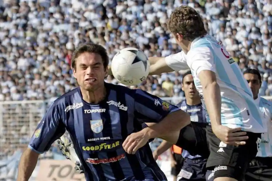 PARTIDO LUCHADO. Martos intenta llegar con la cabeza a una pelota en el área de Racing, en el partido de vuelta por la final del Argentino A 2007/08. Atlético necesitó de los penales para coronarse y ascender.