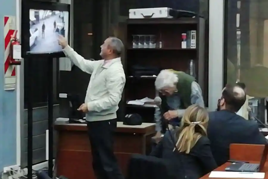 EXPLICACIONES. El testigo Rogelio Olmos muestra detalles en un video.  