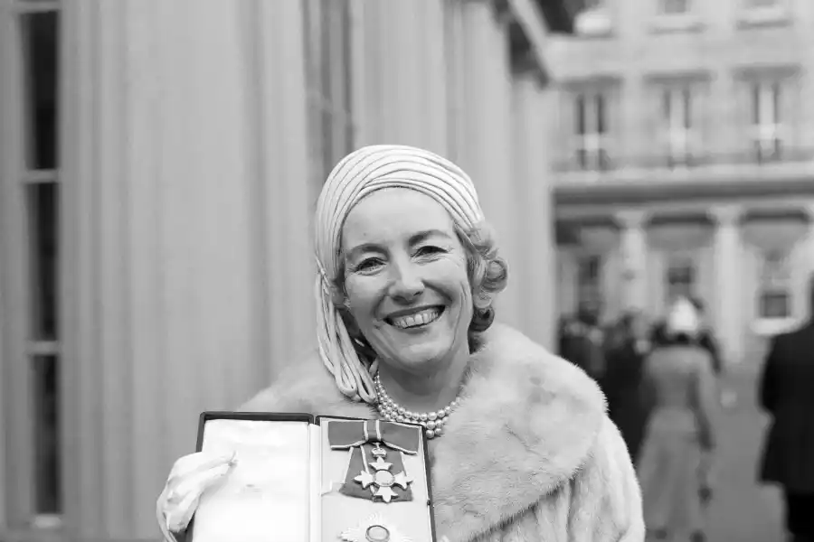 Vera Lynn, la voz de la esperanza de los británicos en la guerra, murió a los 103 años