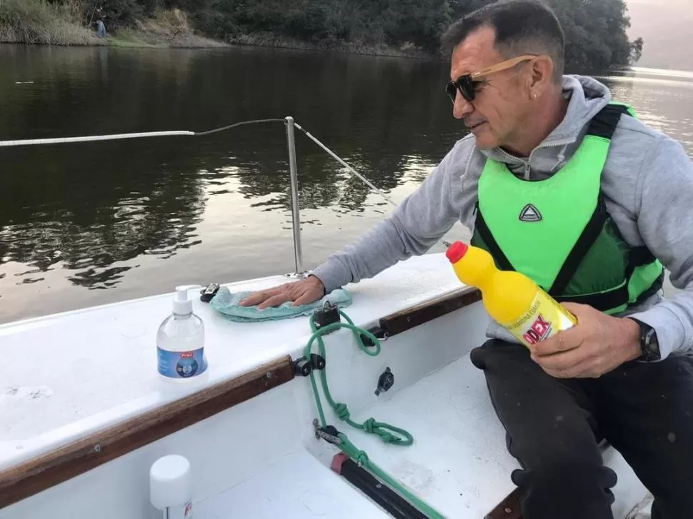 CUIDADO. Palacios limpia con desinfectante el exterior antes de salir a navegar. 