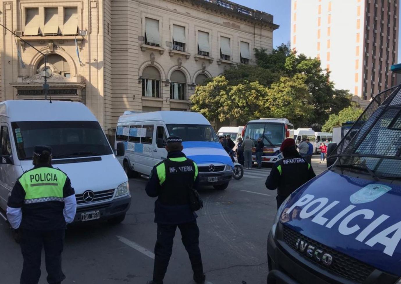 CAOS EN EL TRÁNSITO. Las combis en la plaza Independencia.