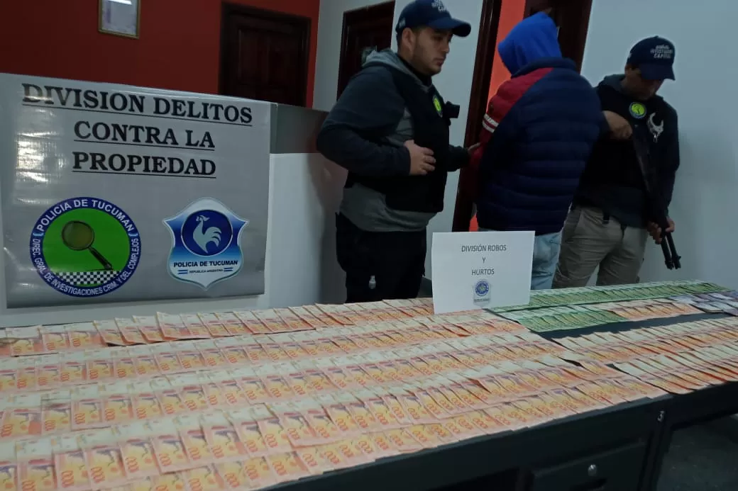 PARTE DEL BOTÍN. La Policía contó el dinero recuperado. Foto: Prensa Ministerio de Seguridad