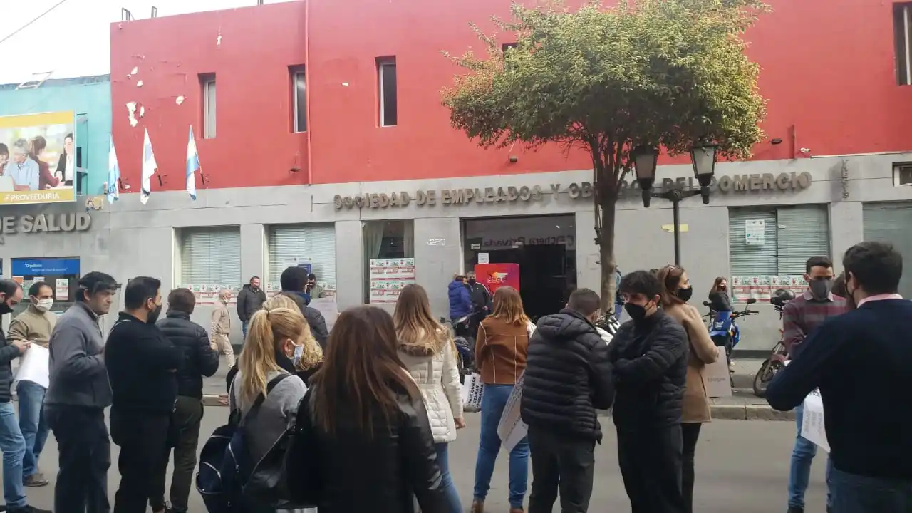 Se descompensó la titular de la Cámara de Comercio durante una protesta frente a SEOC