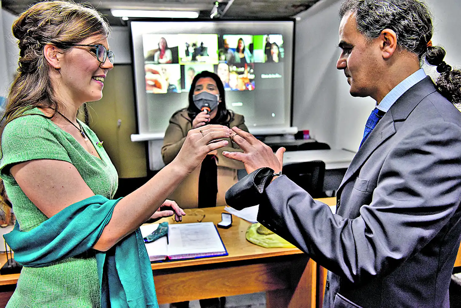 INTERCAMBIO DE ALIANZAS. Los cónyuges se sacaron los barbijos, se acercaron por primera vez en el casamiento y se dijeron algunas palabras de amor.