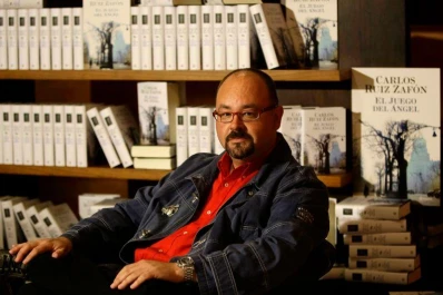 Falleció el escritor español Carlos Ruiz Zafón, autor de varias novelas de éxito