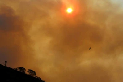 Cuatro aviones y 14 dotaciones de bomberos combaten el fuego en La Calera