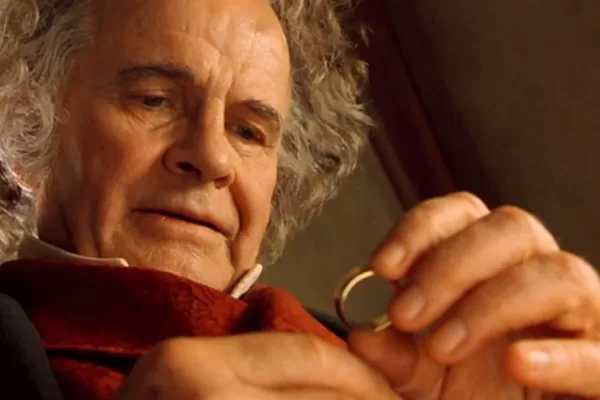 Murió Ian Holm, el actor que interpretó al hobbit Bilbo Bolsón en El señor de los anillos
