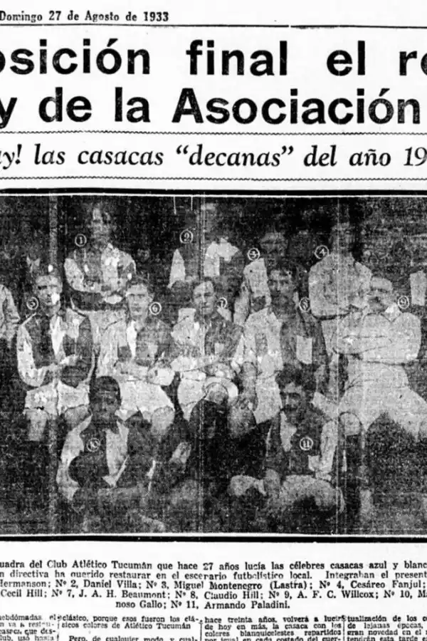 EN 1906. Ya todos usaban bermudas pero las casacas lucían diferentes: eran bicolor, celeste y blanco en mitades. 