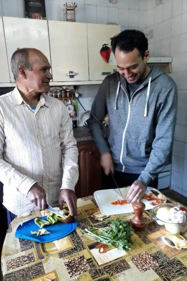EN COLABORACIÓN. Nelson Jerez (izquierda) ayuda a su hijo Guillermo en la cocina. 