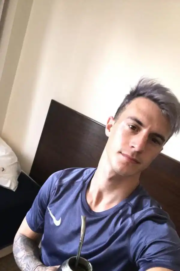 TOMANDO MATES. Lotti se fotografió en el hotel donde cumple una cuarentena estricta. Hoy sabrá el resultado del hisopado. 